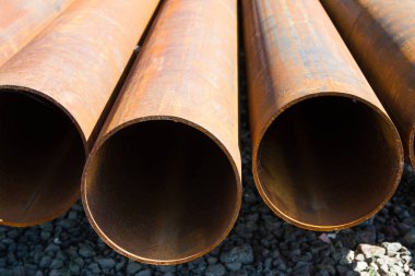 Büyük çaplı paslı boruları