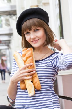 Genç kız bir bankta oturur ve bir rulo tutar