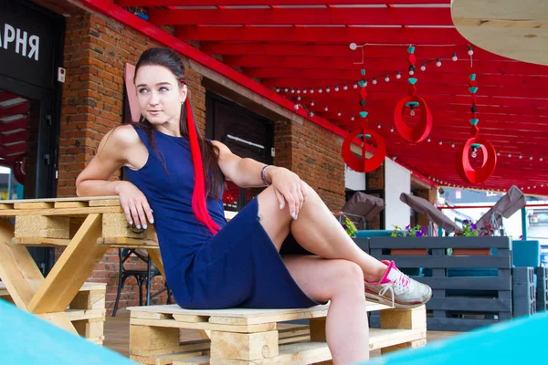 Kırmızı saç sokak bir kafede oturan genç kızla