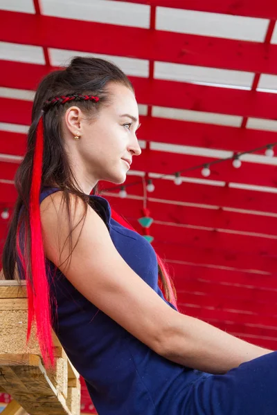 Junges Mädchen Mit Rotem Haarschopf Sitzt Einem Straßencafé — Stockfoto