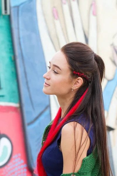 Kızıl saçlı bir curl ile genç bir kızın portresi