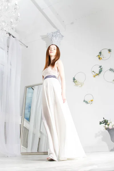 Sütunlarla Parlak Bir Odada Beyaz Elbiseli Genç Kız Portresi — Stok fotoğraf