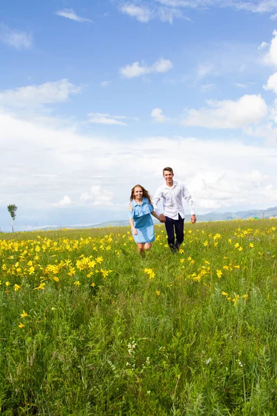 Pair Young People Running Field Flowers — Stock Photo, Image