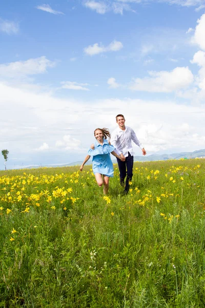Pair Young People Running Field Flowers — Stock Photo, Image