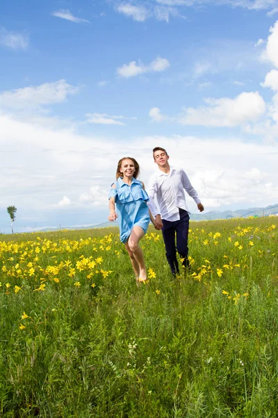 Pair Young People Running Field Flowers — Stock Photo, Image