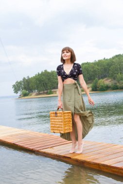 Arka planda Körfezi'nin neşeli kız