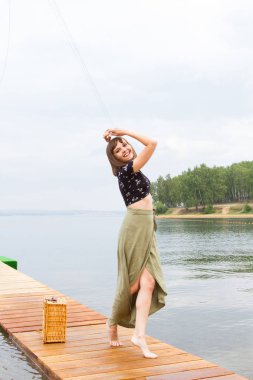 Arka planda Körfezi'nin neşeli kız