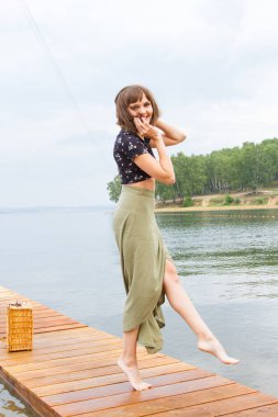 Arka planda Körfezi'nin neşeli kız