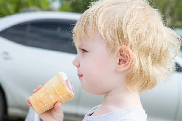 Ragazzina Mangiare Gelato Sulla Strada Della Città — Foto Stock