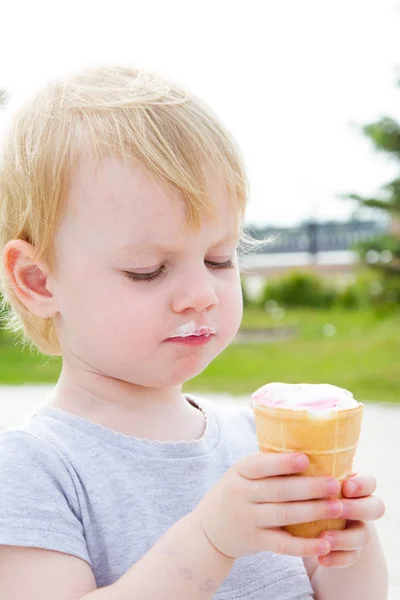 Ragazzina Mangiare Gelato Sulla Strada Della Città — Foto Stock