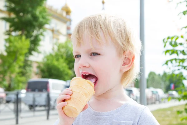 Ragazzina Mangiare Gelato Sulla Strada Della Città — Foto Stock