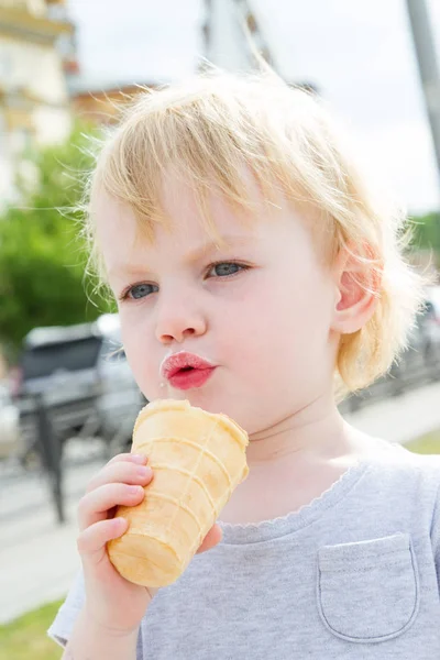 Mała Dziewczynka Jedzenie Lodów Ulicy Miasta — Zdjęcie stockowe