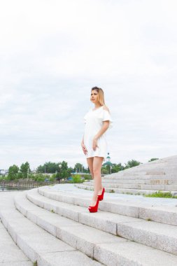 Granit merdiven merdivenlerden genç kız