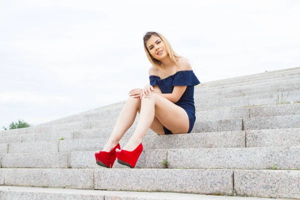階段の花崗岩の階段に若い女の子 — ストック写真