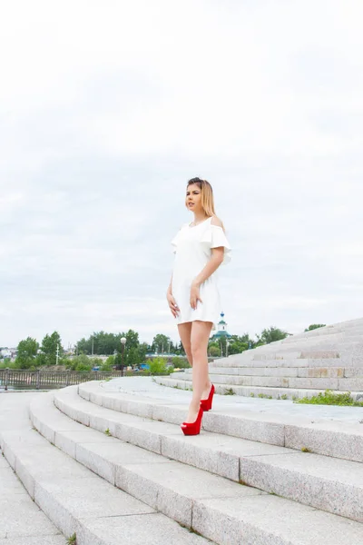 Jong Meisje Trappen Van Het Graniet Van Trap — Stockfoto