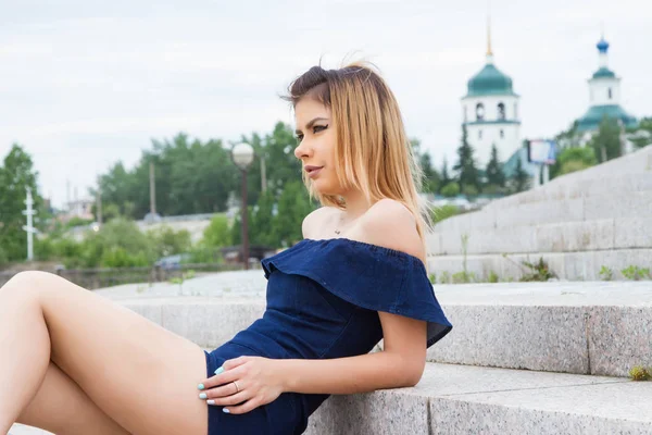 Young Girl Sits Granite Steps Staircase — Stock Photo, Image