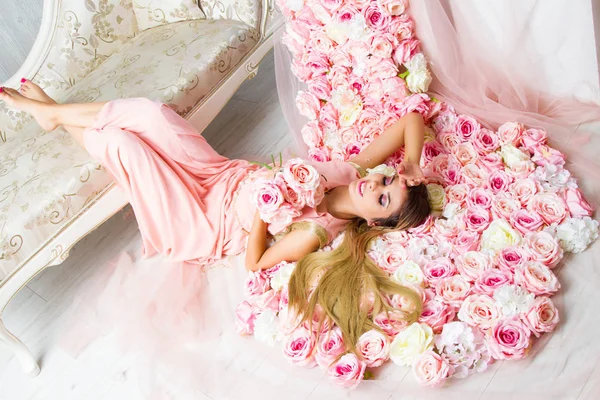 Young Girl Pink Dress Lies Flowers — Stock Photo, Image