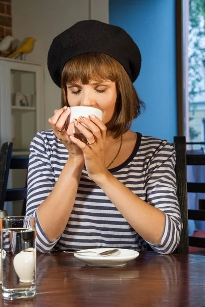 Chica Joven Está Sentada Una Mesa Café — Foto de Stock
