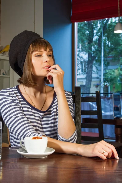 Chica Joven Está Sentada Una Mesa Café — Foto de Stock