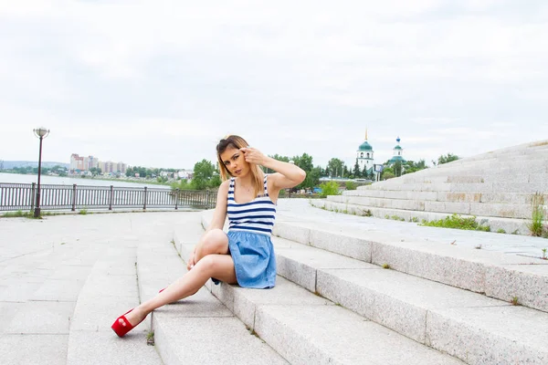 Mädchen Sitzt Auf Den Stufen Der Treppe — Stockfoto