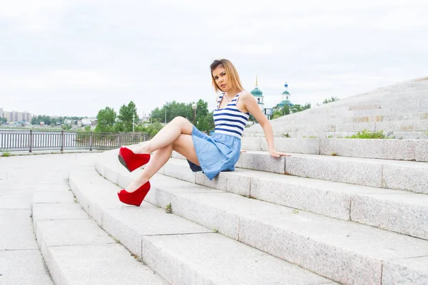 Dziewczyna Siedzi Kroki Schodach — Zdjęcie stockowe