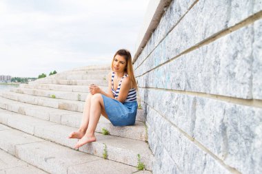 kız merdiven basamaklarında oturur