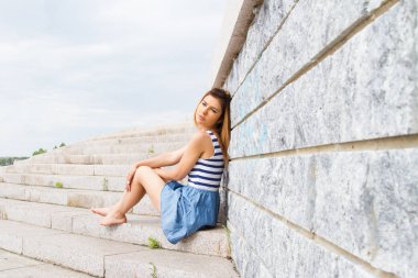 kız merdiven basamaklarında oturur