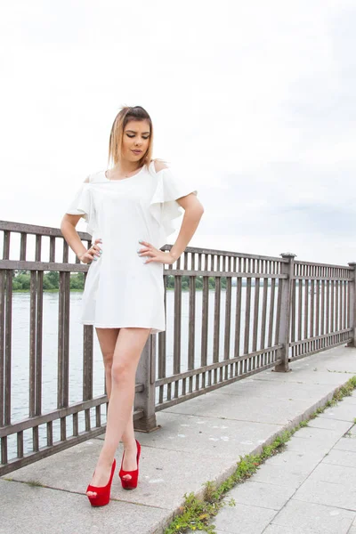 Fille Dans Une Robe Blanche Courte Est Debout Les Clôtures — Photo