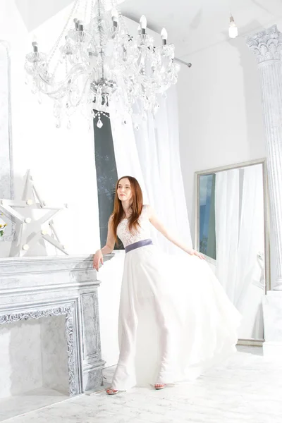 Mädchen Weißen Abendkleid Einem Raum Mit Kamin — Stockfoto