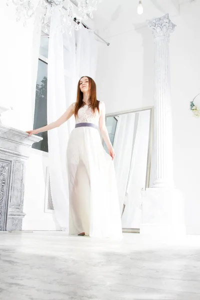 Mädchen Weißen Abendkleid Einem Raum Mit Kamin — Stockfoto