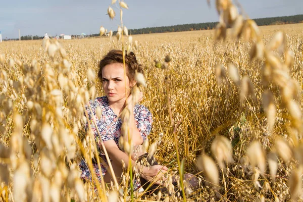 Mädchen Auf Dem Feld Zwischen Reifen Ohren — Stockfoto