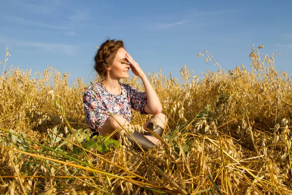 Mädchen Auf Dem Feld Zwischen Reifen Ohren — Stockfoto