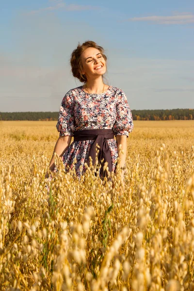 Mädchen Auf Einem Feld Zwischen Reifen Ähren Ernte — Stockfoto