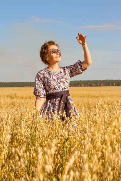 Mädchen Auf Einem Feld Zwischen Reifen Ähren Ernte — Stockfoto