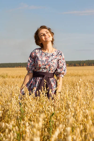 Dívka Oblasti Mezi Zralé Uši Sklizeň — Stock fotografie