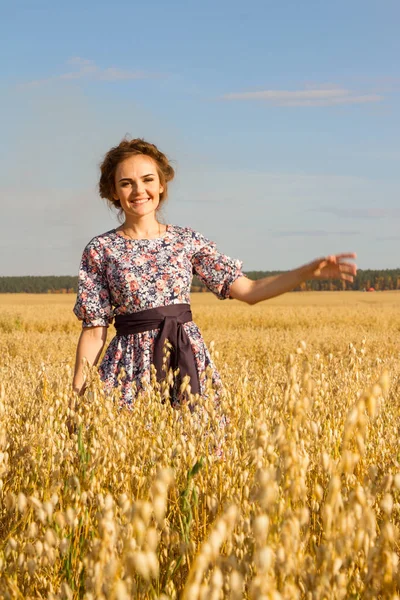 若い女の子が麦のフィールドでポーズ — ストック写真