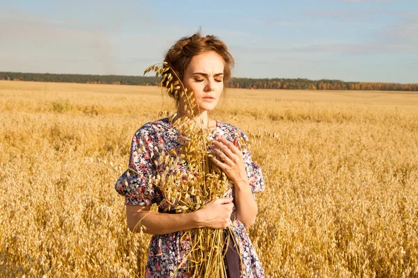 Giovane Ragazza Posa Sul Campo Avena — Foto Stock