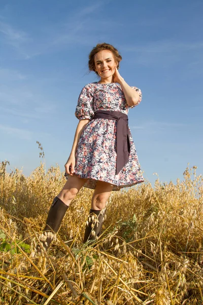 若い女の子が麦のフィールドでポーズ — ストック写真