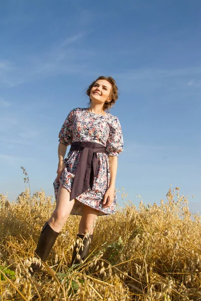 Chica Joven Posando Campo Avena —  Fotos de Stock