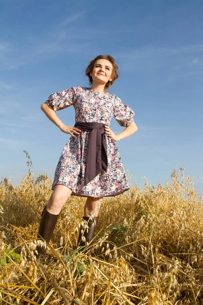 Giovane Ragazza Posa Sul Campo Avena — Foto Stock