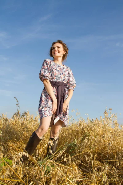 Chica Joven Posando Campo Avena — Foto de Stock