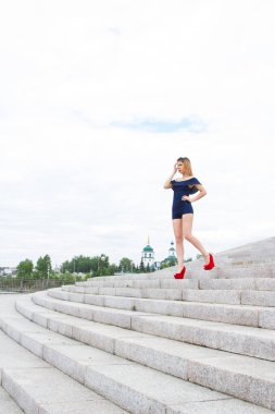 Genç kız merdivenlerden geliyor
