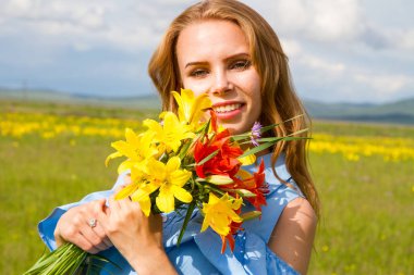 Bir buket çiçekli kız