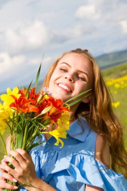 Bir buket çiçekli kız