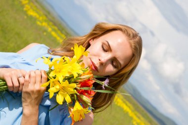 Bir buket çiçekli kız