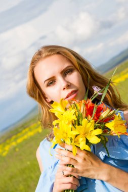 Bir buket çiçekli kız