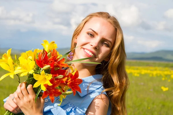 Girl Bouquet Flowers — Stock Photo, Image