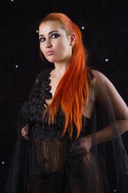 kız siyah iç çamaşırı ve şeffaf sabahlık. Stüdyo portre.