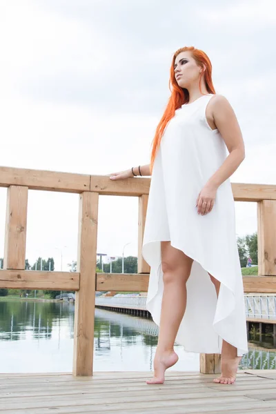 Fille Dans Une Robe Blanche Avec Les Cheveux Roux — Photo