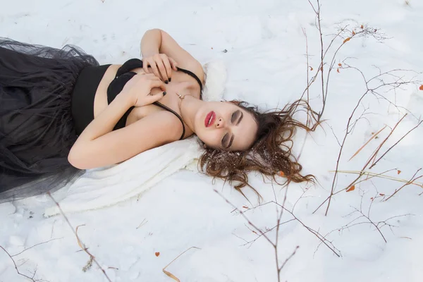 Entblößtes Mädchen Liegt Auf Dem Schnee Wald — Stockfoto